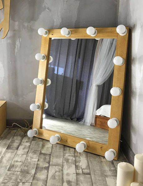 Oak-wood G4 vanity mirror - Mirrorwalla
